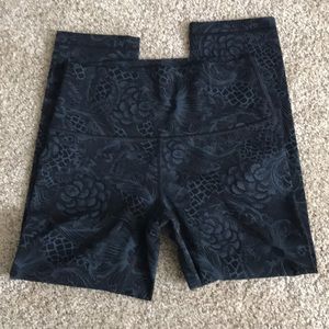 Lululemon wunder under crops!